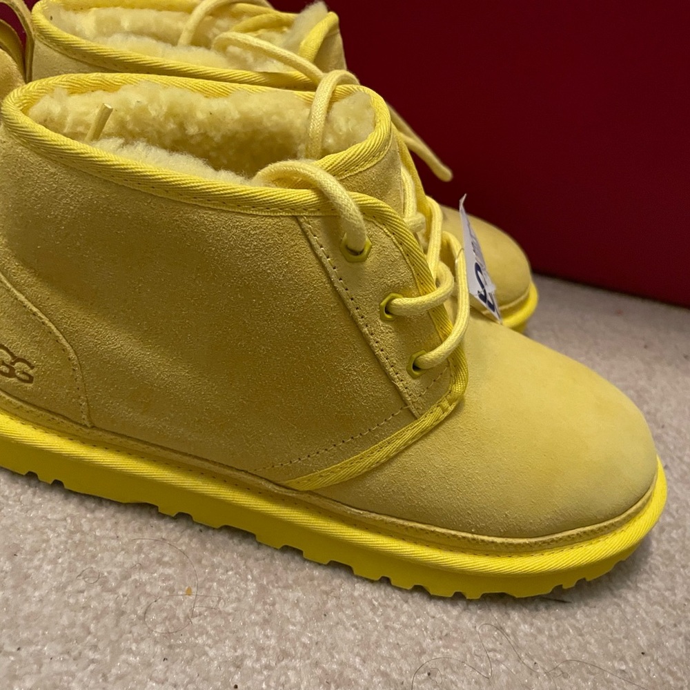 BRAND NEW UGG BOOTS SIZE 9 NEVER WORN